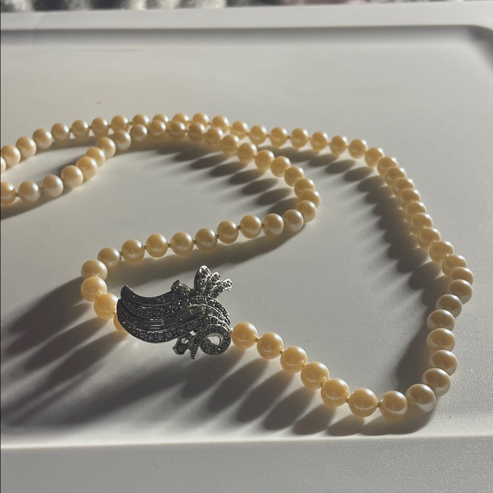 Classic Cream Pearl Necklace with Decorative Silver Clasp